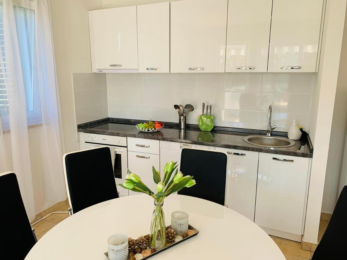 Ivana Apartment With Terrace Novalja Eksteriør billede